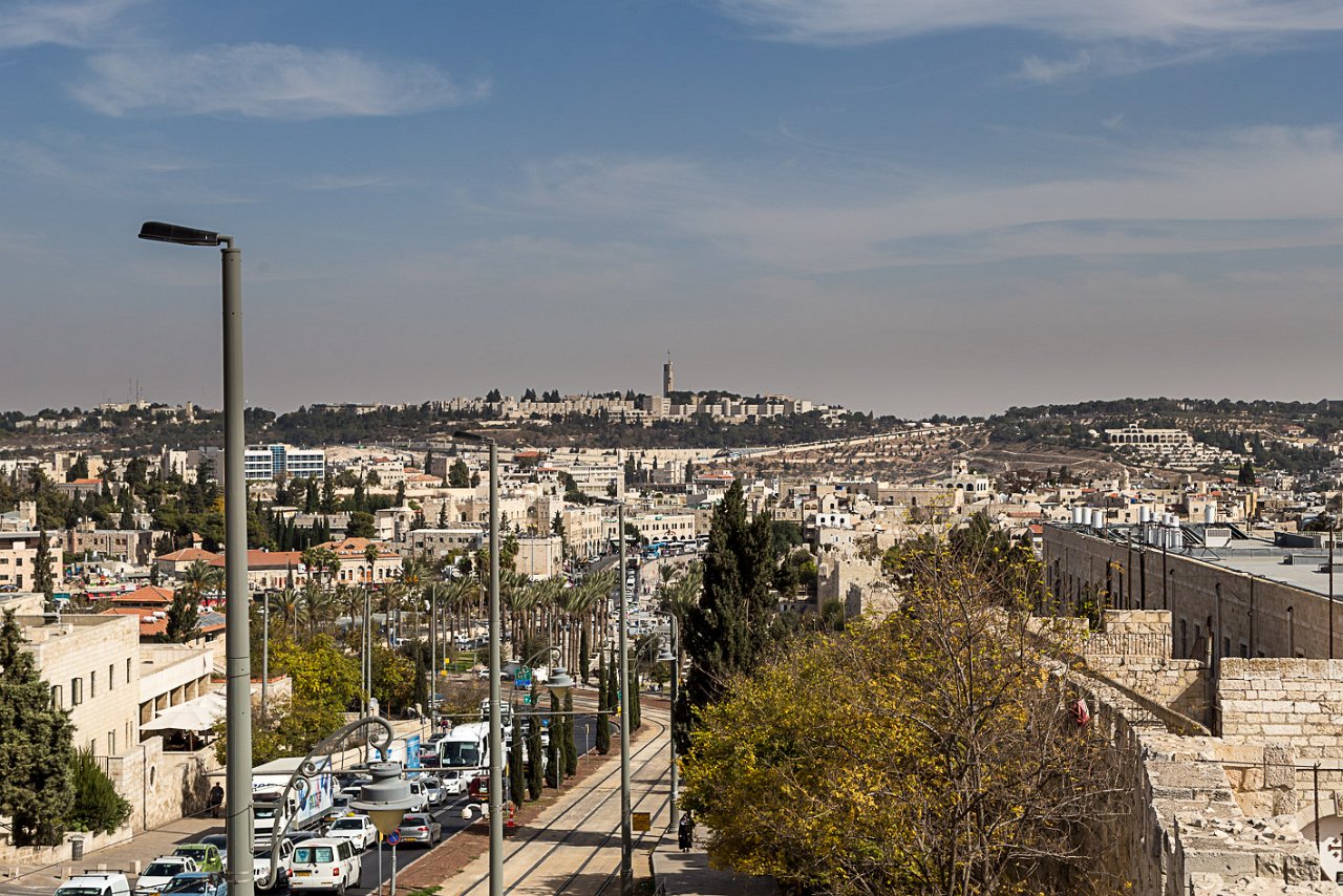 Pohled z hradeb, Hebrejská univerzita na kopci