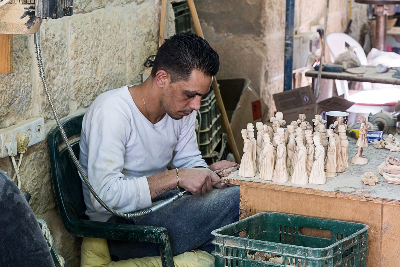 Výroba sošek z olivového dřeva