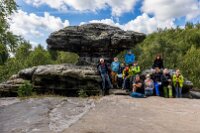Společné foto u  skalního hřibu, Tiské stěny